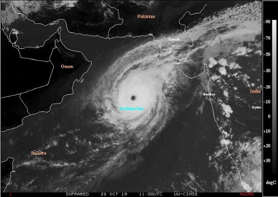 Satellitbild över den tropiska orkanen Kyarr på Arabiska havet