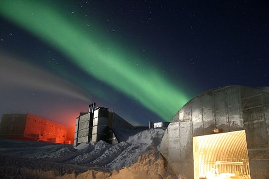 Vid Sydpolen är polarnatten sex månader lång.