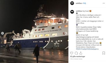 Skärmbild från Instagram. Personer kliver på en båt och det är mörkt.