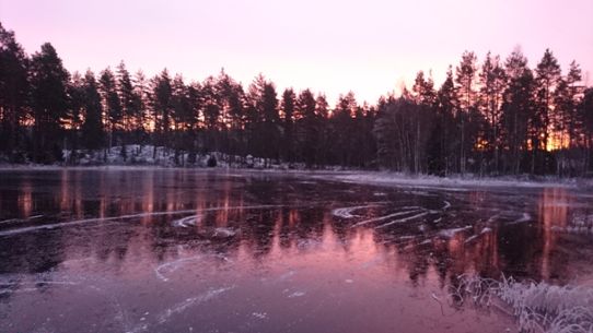 Fin is och soluppgång på Rödgölen i Östergötland 3 dec 2019.