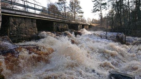 Mycket vatten vid bron nära SMHIs mätstation i Fryele, i Lagan 19 februari 2020. 