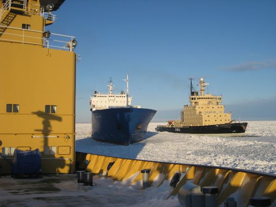 Den svenska isbrytaren Ymer och den finska isbrytaren Sisu hjälps åt för att bryta loss handelsfartyget. De går på varsin sida om fartyget för att lätta på ispressen som skruvat fast fartyget i isen.