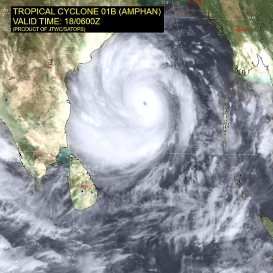 Satellitbild över kategori 5-orkanen Amphan måndag morgon den 18 maj.