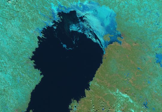 Optisk satellitbild (Suomi-NPP) över Bottenviken 30 mars 2020, isen är markerad med turkos färg och ligger till största delen ihoptryckt i nordost mot finska kusten.