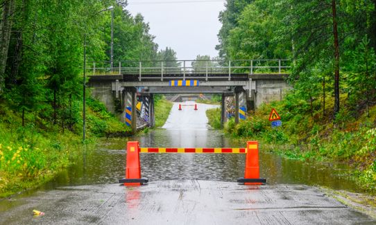Översvämmad och avspärrad viadukt