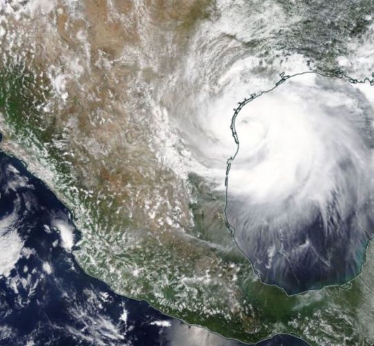 Satellitbild över den tropiska orkanen Hanna den 25 juli strax innan den nådde land i Texas i USA.