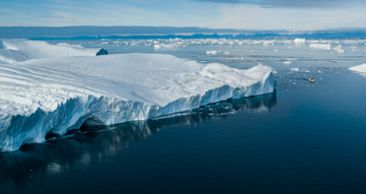 Arktis is båt och öppet vatten
