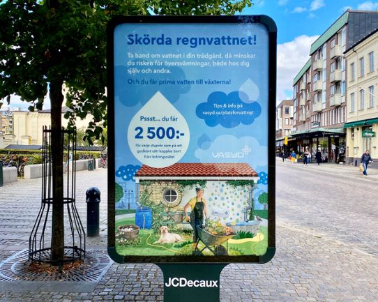 Reklamskylt som uppmuntrar till att ta hand om regnvatten