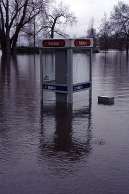 Telefonkiosk som översvämmats till hälften fylld med vatten