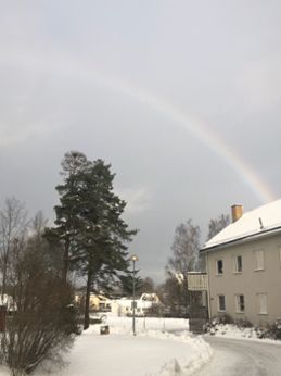 Den 17 januari visade sig regnbågen i ett snötäckt Östervåla i Uppland.