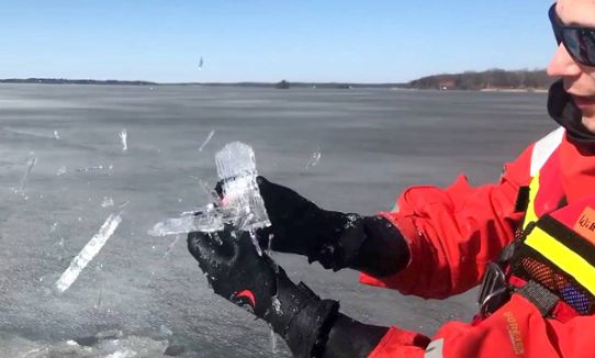 Isen är porös och utan större kraft kan man bryta loss de lodräta kristallerna. 