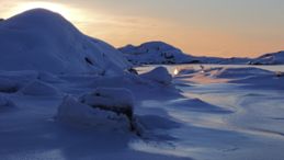 Skär som kommit fram genom isen sydost om Marstrand då vattenståndet sjunkit till -60 cm.