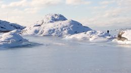 Skridskois på havet och istäckta öar sydost om Marstrand den 7 februari.