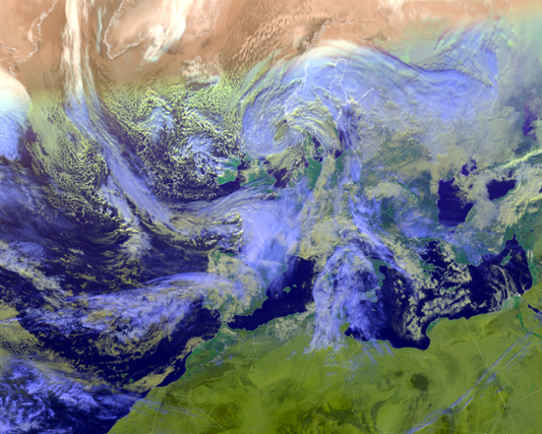 Satellitbild över Europa och Nordafrika där moln täcker stora delar av Europa.