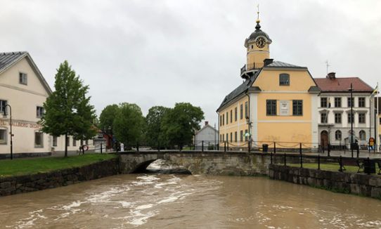 Hög vattennivå i vattendraget genom Söderköpings stadskärna