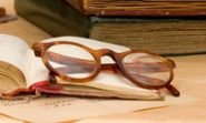 Glasögon och gamla böcker