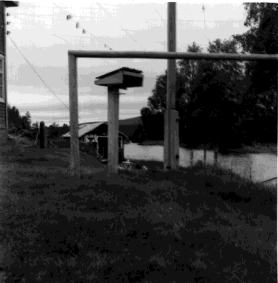 Svartvit lite suddig bild av stationen i Grundforsen, foto.