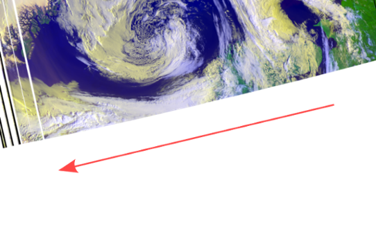 Figur: En översikts-RGB från satelliten NOAA-20 över Skandinavien på morgonen (06:26 UTC) den 19 juli 2021. Vid den här tiden på dygnet passerar NOAA-20 långt från Norrköping och bilden täcker endast de allra nordligaste delarna av Sverige. Den röda pilen visar riktningen på satellitens rörelse.