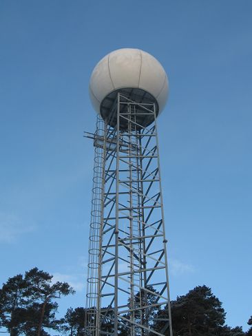 Radartorn i vinterlandskap