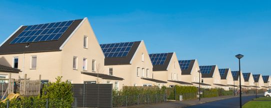 Hus i rad med solceller