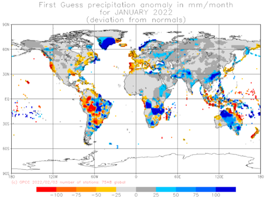 Bilden visar en världskarta med nederbördens avvikelse från det normala i januari 2022.