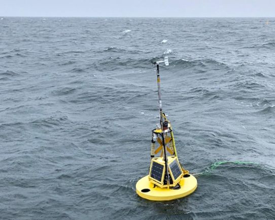 Havsbojen vid Huvudskär Ost är en av SMHIs bojar som kontinuerligt samlar in data om havet.