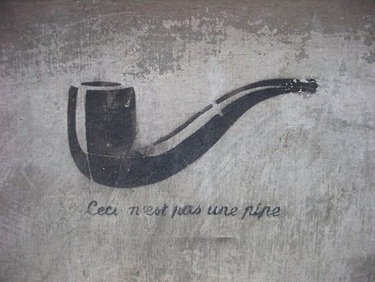Konstverket "Ceci n'est pas une pipe" spraymålat på en vägg.