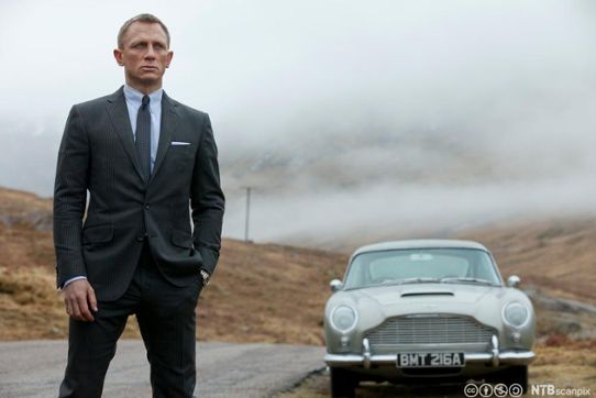 James Bond står vid sin bil i en scen ur filmen Skyfall.