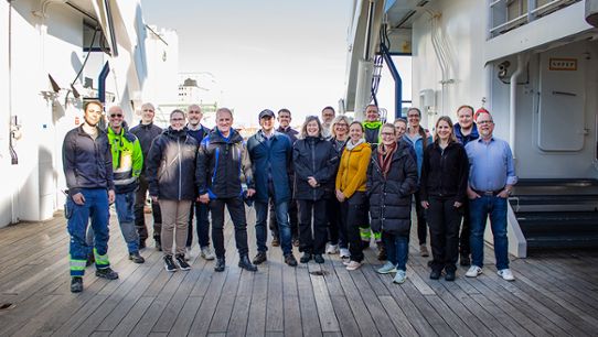 Gruppbild som visar gästerna ombord Sveas aprilexpedition, majoriteten av SMHIs grupp av expeditionsdeltagare, samt delar av Sveas besättning.