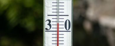 Termometer som visar 32 grader Celsius