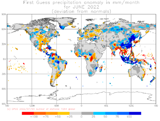 Bilden visar en världskarta med nederbördens avvikelse från det normala i juni 2022.