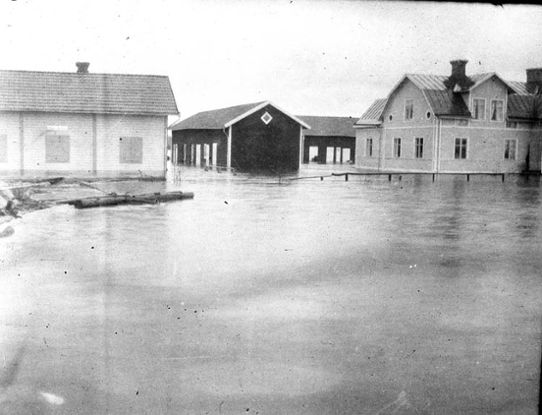 Foto på översvämmade hus vid Torsång 1916.