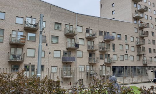Lägenhetshus med små balkonger
