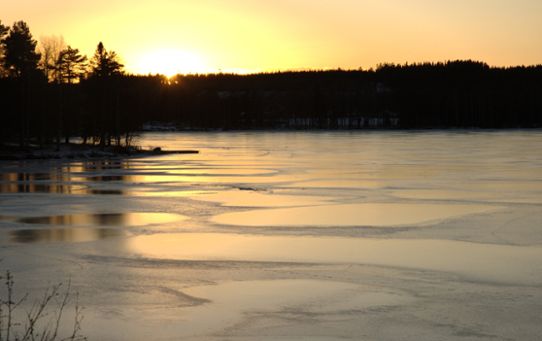 Foto is sjö solnedgång Lappland