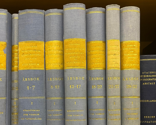 Bundna böcker i blått med guldtext