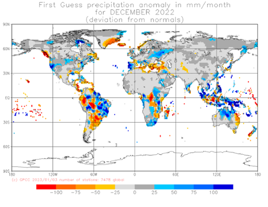 Bilden visar en världskarta med nederbördens avvikelse från det normala i december 2022.