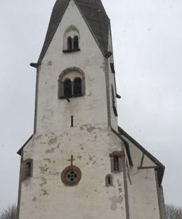 Skadad fasad på kyrka