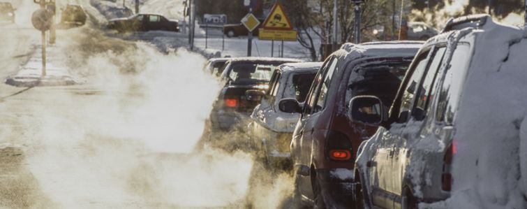 Bilkö där bilar släpper ut avgaser - vinter