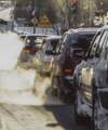 Bilkö där bilar släpper ut avgaser - vinter