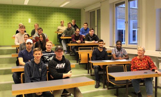 Elever från Ebersteinska gymnasiet under en fysiklektion.