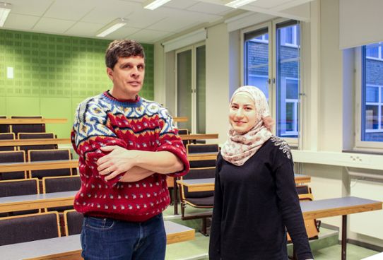 Erik Kjellström (professor i klimatologi på SMHI) och Nour Mardini (gymnasieelev)