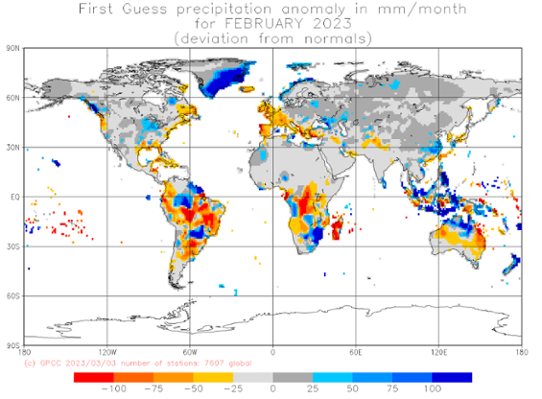 Bilden visar en världskarta med nederbördens avvikelse från det normala i februari 2023.