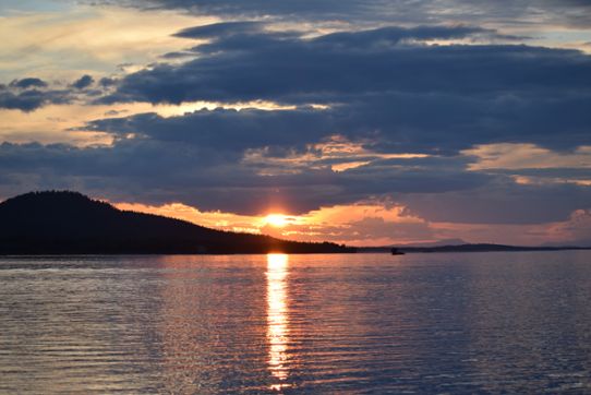Solnedgång över sjö