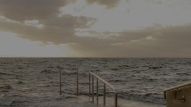 Havet vid Öresund med översvämmad brygga