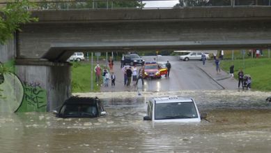 Bilden visar hur två bilar har vatten upp till bilens fönster och en bild är nästan helt under vattenytan i en underfart.