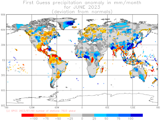 Bilden visar en världskarta med nederbördens avvikelse från det normala i juni 2023.