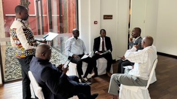 Diskussioner i Douala. Ett gäng deltagare sitter och diskuterar.