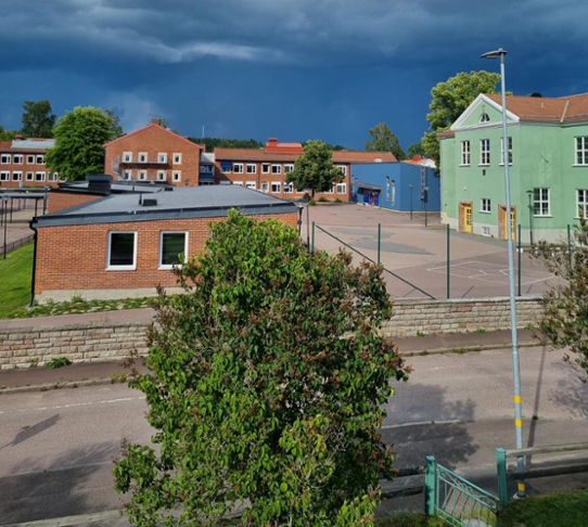 Bilden är tagen i Karlstad den 28 juli 2023 och visar åskskurar vid horisonten i öster.