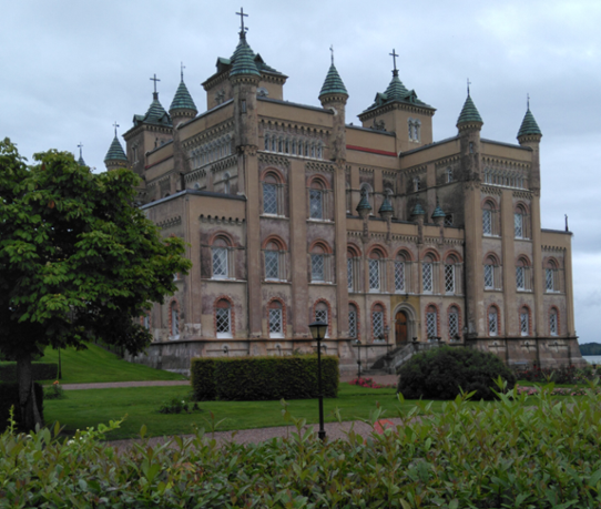 Regntunga skyar vid Stora Sundby slott utanför Eskilstuna den 3 augusti.