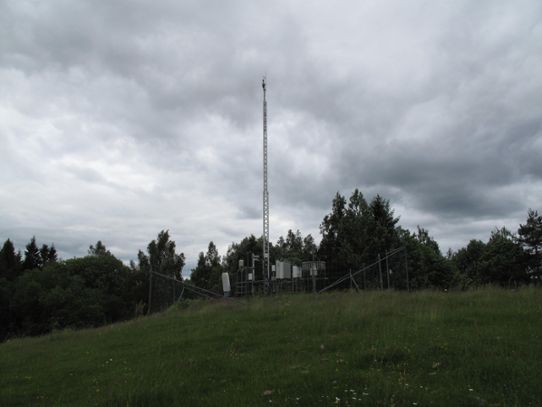 Automatstationen i Kilsbergen-Suttarboda väster om Örebro i Närke en kulen dag i juni 2014.